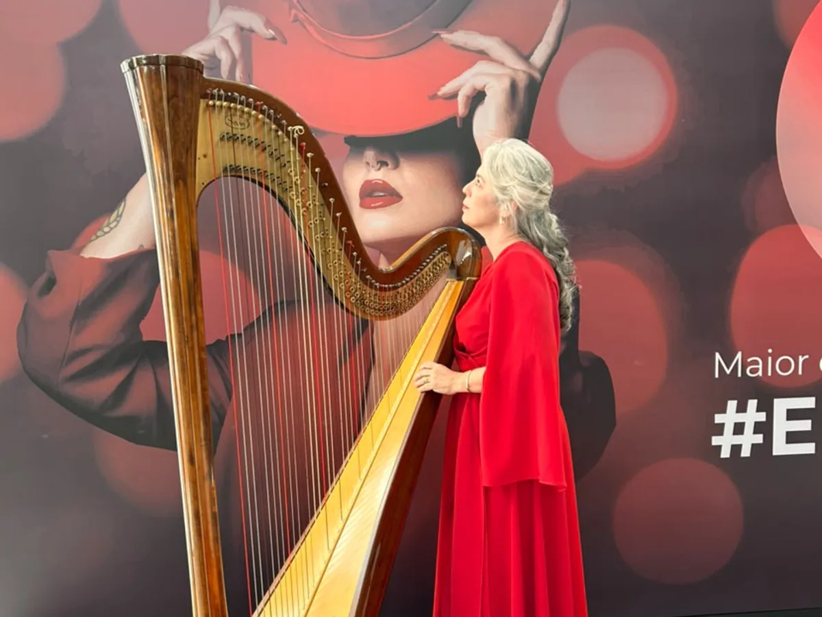 Claudeli tocando harpa em evento