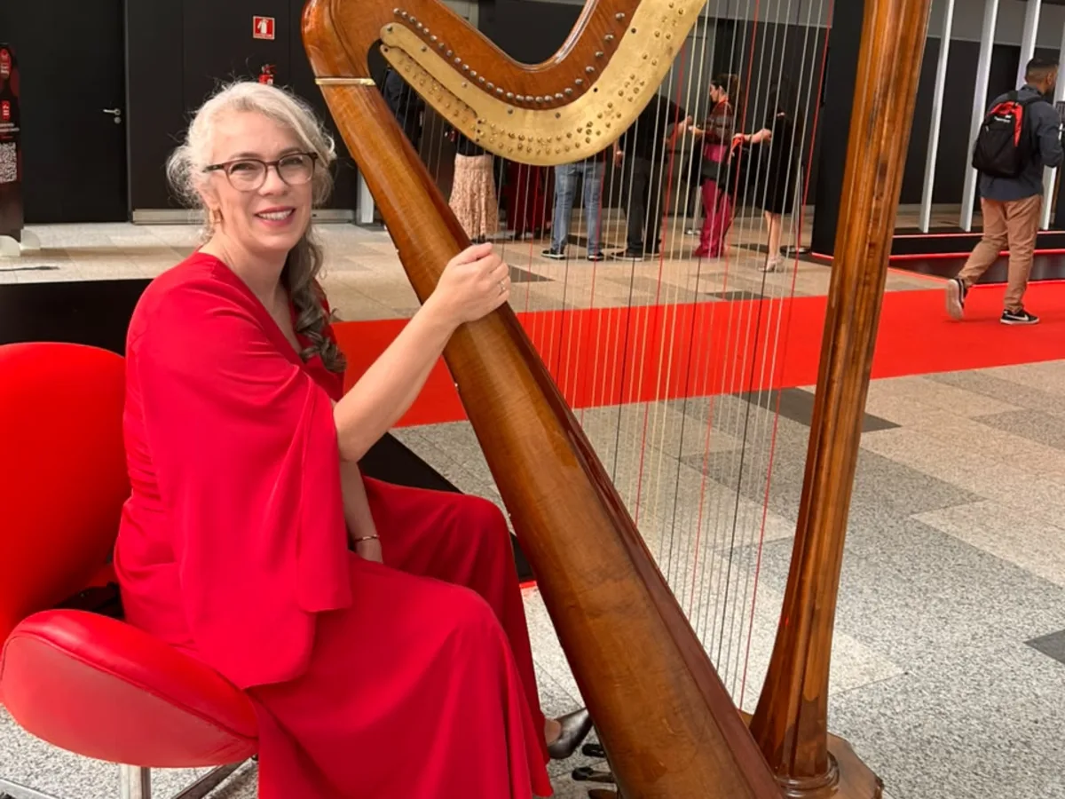 Harpa de concerto montada no salão do evento