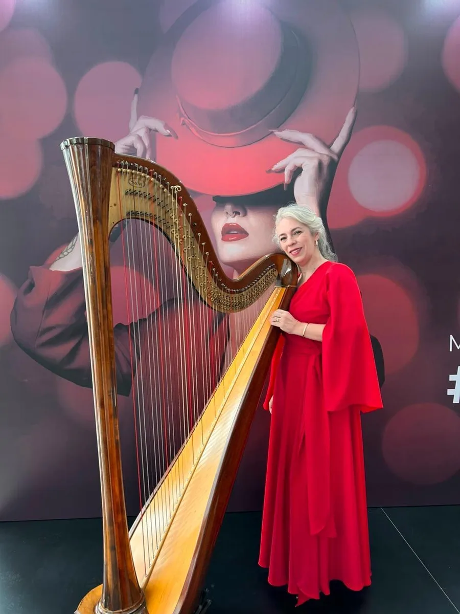 Claudeli apoiada na harpa antes da cerimônia