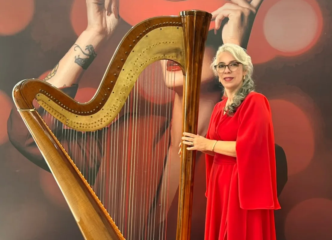 Harpista Claudeli tocando em casamento