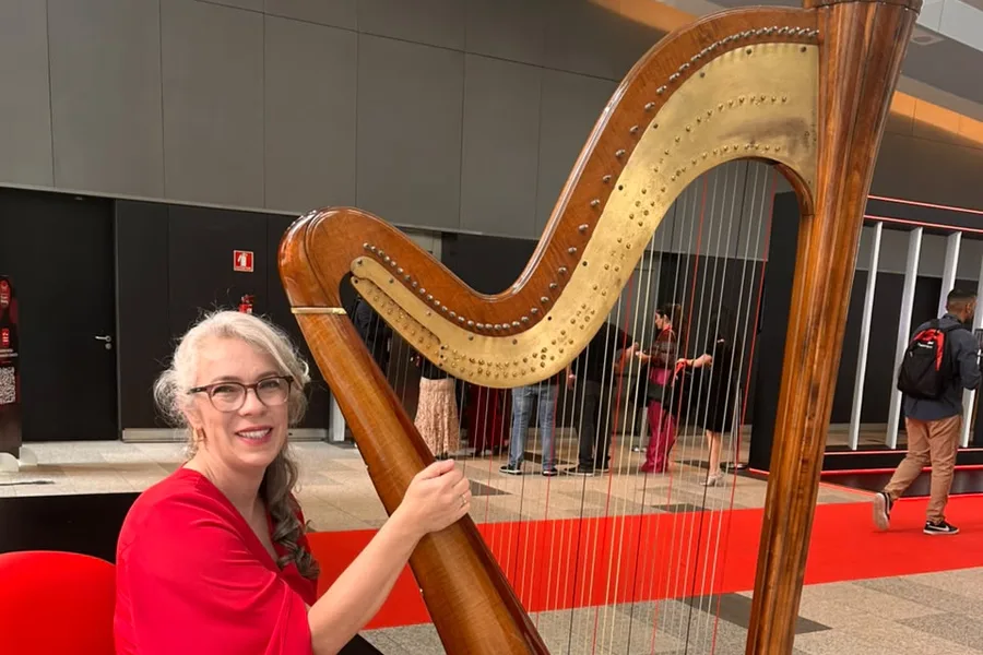Harpa de concerto no salão